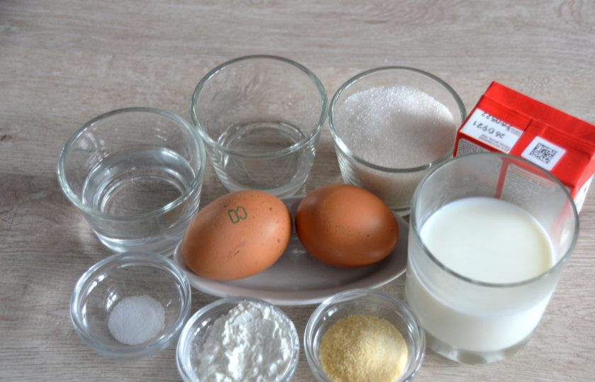 1. Этап. Торт Груши в карамели: Подготовьте ингредиенты для мусса: 10 грамм желатина, 60 мл. воды, 200 грамм холодных жирных сливок для взбивания, 125 мл. молока, 125 грамм сахара, 8 грамм кукурузного крахмала, 2 яйца, 1 щепотку соли.