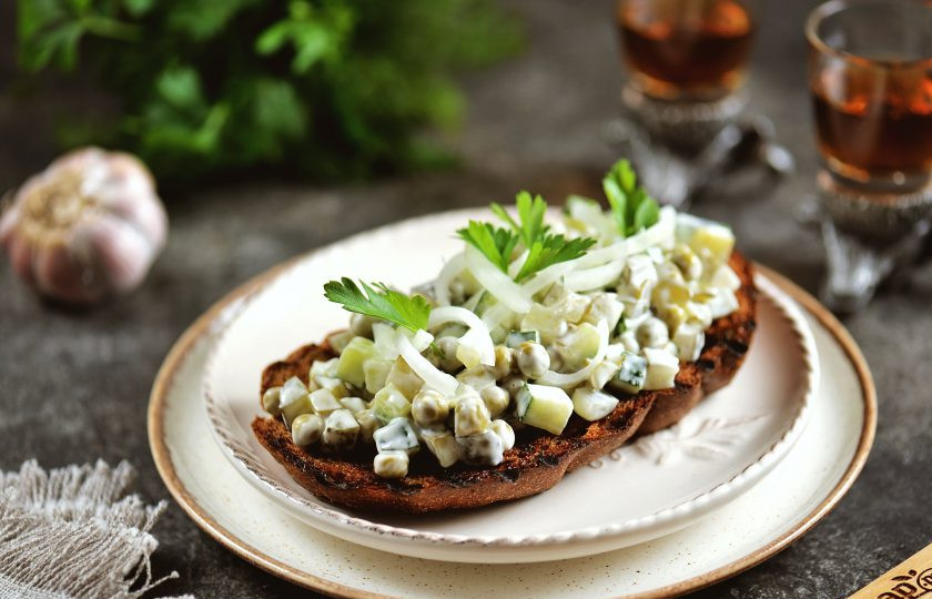 1. Этап. Брутальные бутерброды Три огурца: Украсьте бутерброды листиками свежей петрушки или укропа и можно подавать к столу. При подаче каждый ломтик хлеба можно разрезать пополам. Приятного аппетита!