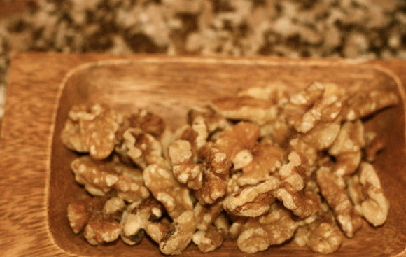 1. Этап. Овсяное печенье с грецкими орехами: 3. Орехи немного порубите ножом.