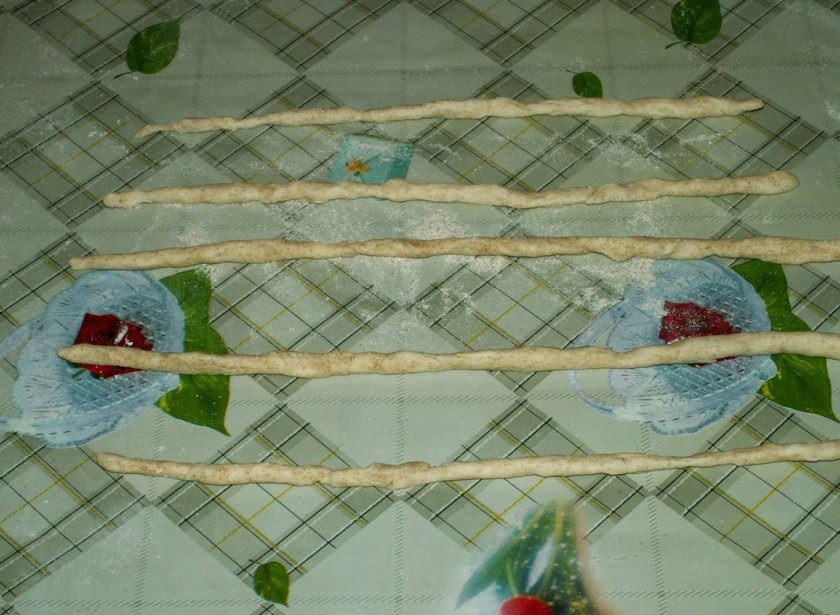 1. Этап. Банановый пирог из слоеного теста: Из обрезков теста сформируйте полоски тонкие.