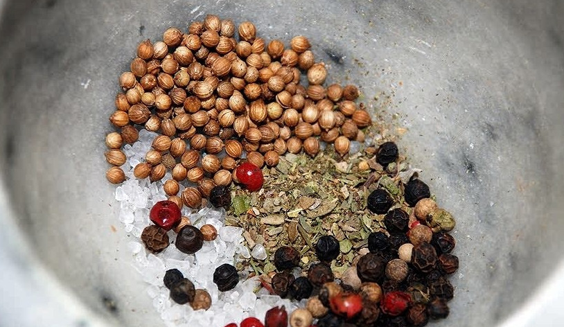 1. Этап. Дорада в фольге: 2. Возьмите в равных количествах черный перец горошком, кориандр, сухие травы. Все сложите в ступку и добавьте соль. Затем тщательно все перетрите.