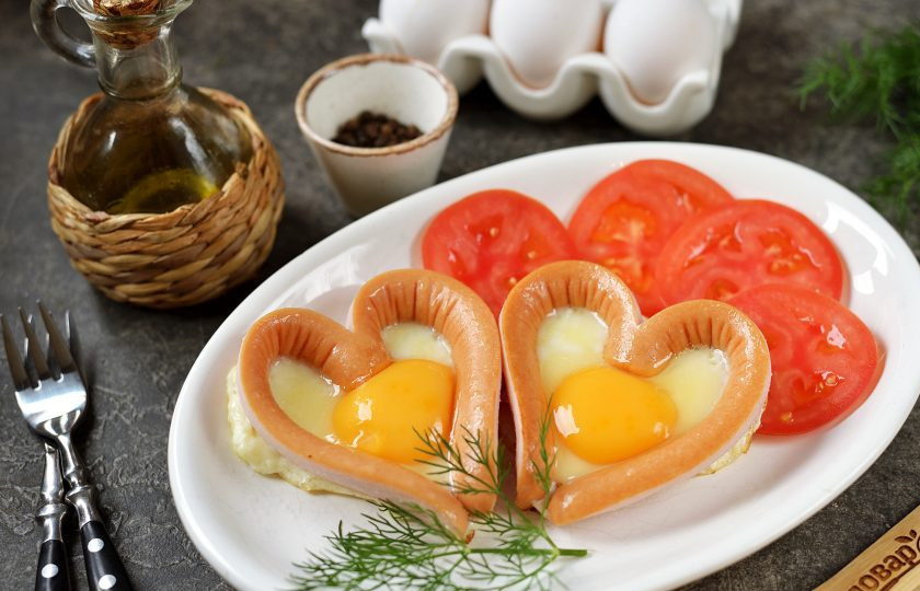 1. Этап. Глазунья в форме сердца: Переложите яичницу на тарелку, подавайте со свежими овощами и не забудьте убрать зубочистки. Приятного аппетита!