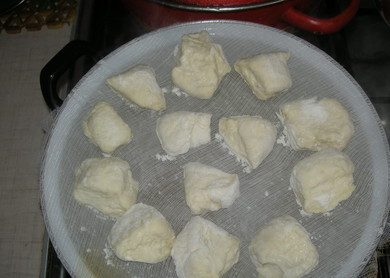 1. Этап. Галушки на кефире: 5. Классический рецепт галушек на кефире предполагает не варку, а приготовление на пару. Для начала необходимо довести до кипения воду, а кастрюлю накрыть марлей, закрепив по краям. Выложить галушки на расстоянии друг от друга, так как они будут увеличиваться в размере.