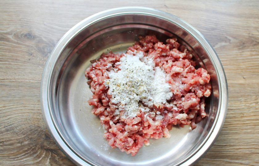 1. Этап. Домашняя колбаса на сковороде: Добавьте в фарш соль, черный перец.