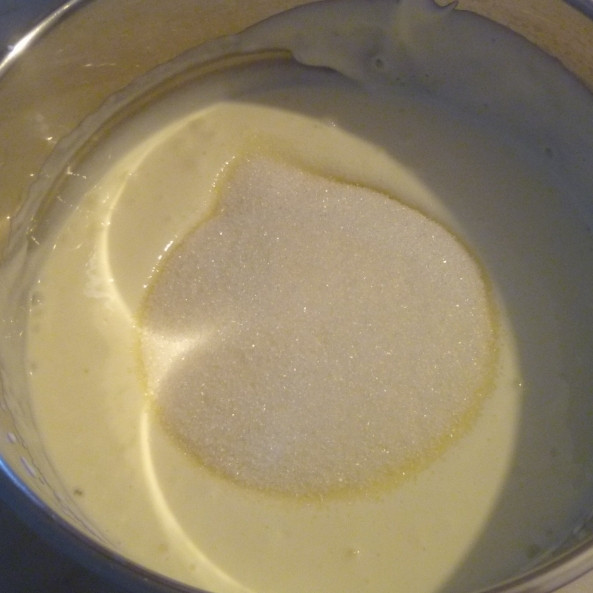 1. Этап. Кексы проще простого: Затем в получившуюся массу мы добавляем стакан сахара и все взбиваем миксером до полного растворения.