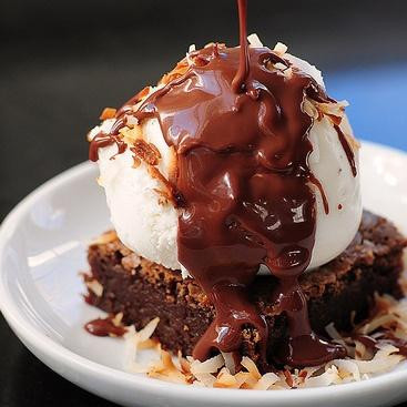 1. Этап. Шоколадные пирожные с теплым шоколадным соусом: 6. Полить пирожные теплым соусом. В последующем соус можно разогреть в теплой духовке или микроволновке. Дополнительно подавать пирожные с ванильным мороженым, посыпав кокосовой стружкой, или любыми другими дополнениями на ваш вкус.