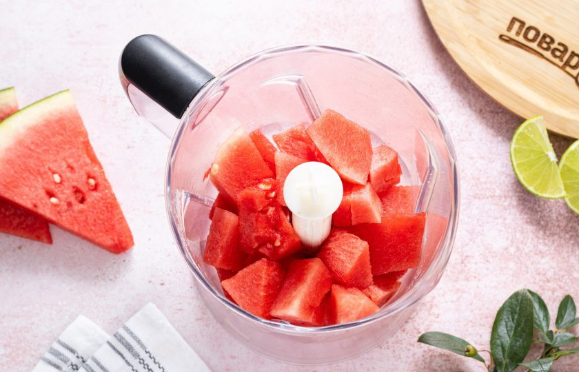 1. Этап. Арбузный мармелад: Арбуз очистите от кожуры, нарежьте кубиками, по необходимости удалите косточки. Переложите в блендер и измельчите до однородности.