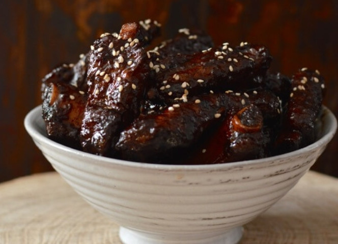 1. Этап. Свиные ребрышки в кисло-сладком соусе: Присыпаем готовое блюдо кунжутом. Приятного аппетита!