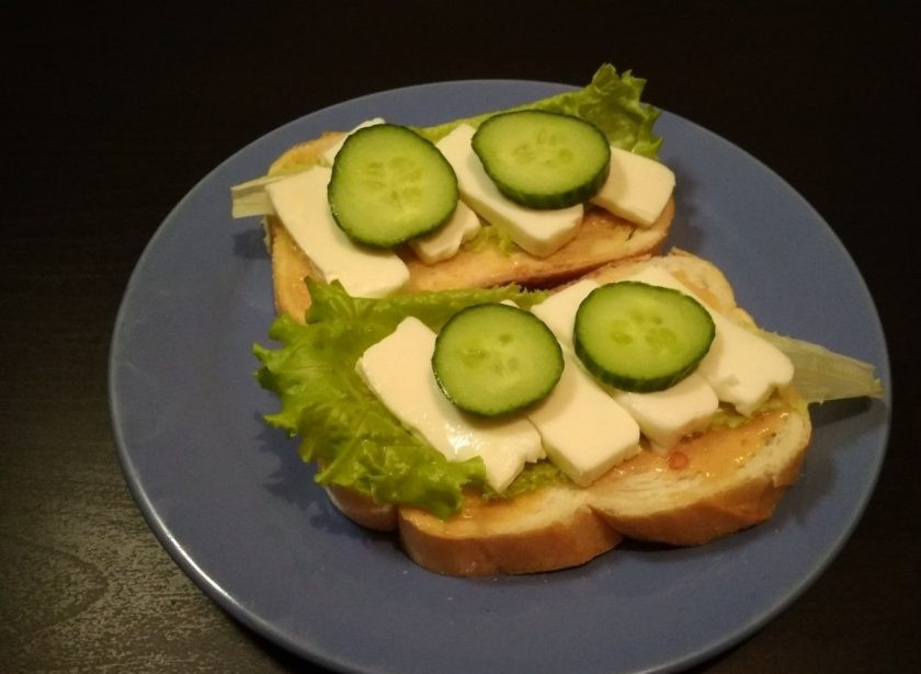 1. Этап. Сэндвичи с курицей и сыром: 6. Потом уложите огурцы, порезанные кружками.