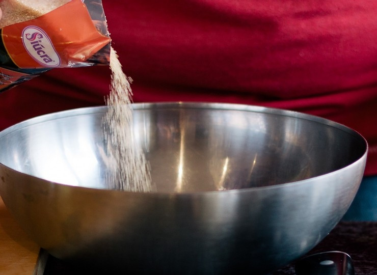 1. Этап. Ветчина в горчично-медовой глазури: Тем временем займитесь приготовлением глазури: в миску насыпьте сахар.