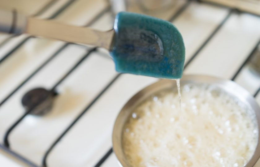 1. Этап. Десерт Птичье молоко: 13. Когда поднимите лопатку, а с нее будет ровная и густая сиропная 