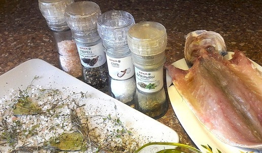 1. Этап. Сочный сибас, запеченный с овощами: Добавить соль, перец, розмарин, масло оливковое, лавровый лист.