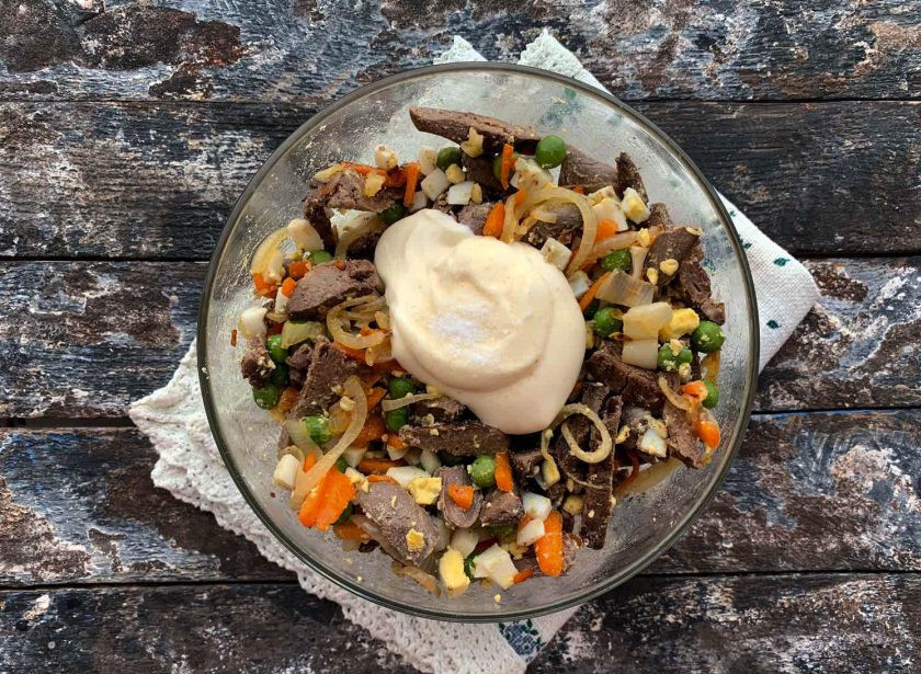 1. Этап. Салат с куриными сердечками и печенью: Заправьте салат майонезом, добавьте соль и хорошо перемешайте.