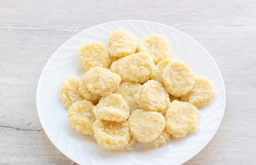 1. Этап. Сырные клецки с клубничным соусом: Наши клецки готовы. Полейте их клубничным соусом — и зовите всех к завтраку!