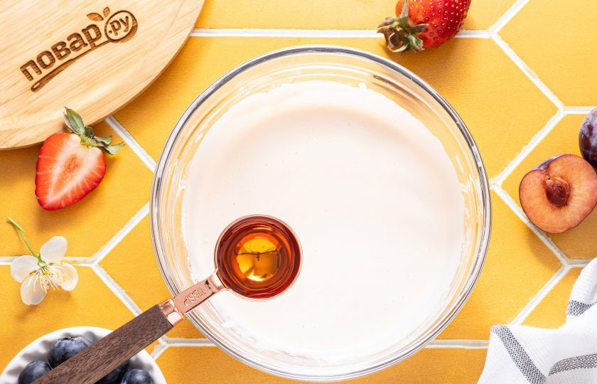 1. Этап. Замороженный йогурт с ягодами: Затем добавьте подсластитель по вкусу.