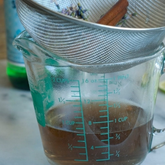 1. Этап. Пунш из лаванды: Получившуюся жидкость процеживаем в мерный стаканчик.