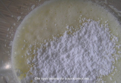 1. Этап. Блинчики с творогом, запеченные в сливках: Добавьте крахмал, еще взбейте.