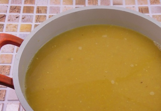 1. Этап. Суп-пюре с полентой, тыквой и креветками: Содержимое кастрюли измельчить блендером до однородности.