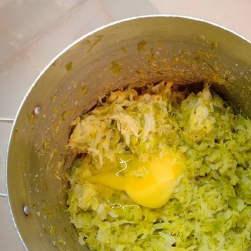 1. Этап. Котлеты из савойской капусты: Добавить яйцо.