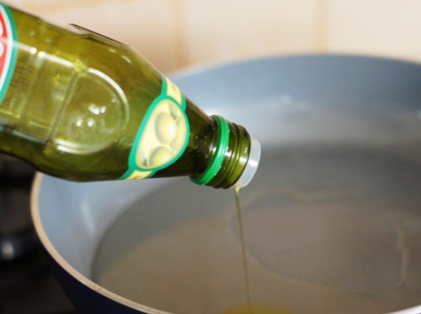 1. Этап. Паста с шампиньонами в сливочном соусе: Порежьте грибы, поставьте на огонь воду для макарон, разогрейте в сковороде масло.