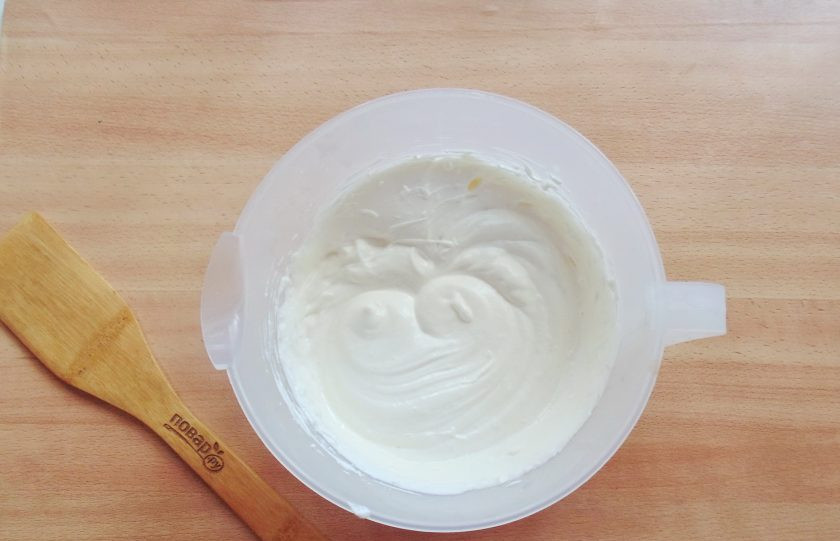 1. Этап. Торт со сливками и ананасами: Белки отделите от желтков и выложите в глубокую посуду. Взбейте белки до стойкой пены, после постоянно взбивая, добавьте сахар. Затем выложите желтки и перемешайте.