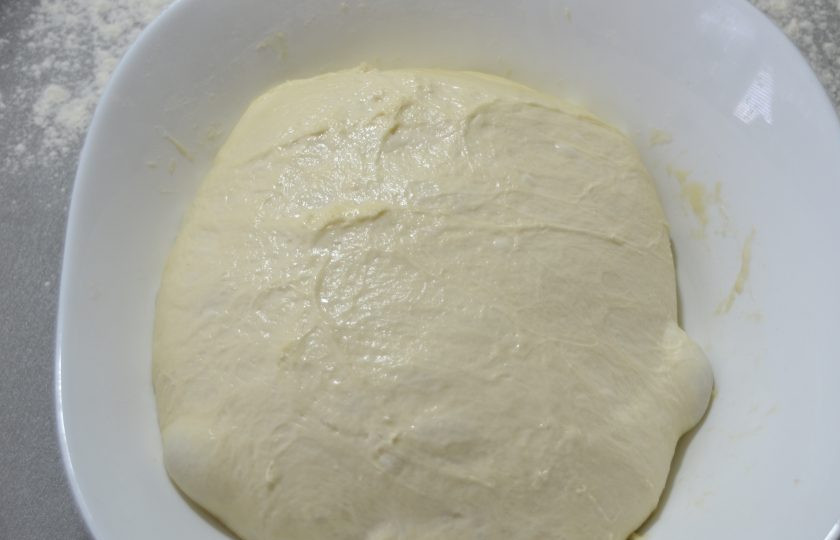 1. Этап. Пицца по-немецки: Готовое тесто должно выглядеть пышным и хорошо увеличиться в размерах.