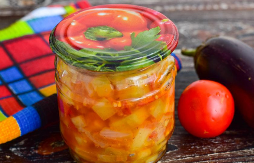 1. Этап. Овощное рагу без уксуса на зиму: Стерилизуйте рагу в течение 7 минут. Для этого в кастрюлю налейте воду, выложите на дно полотенце, установите банку. После стерилизации плотно закрутите банку крышкой.