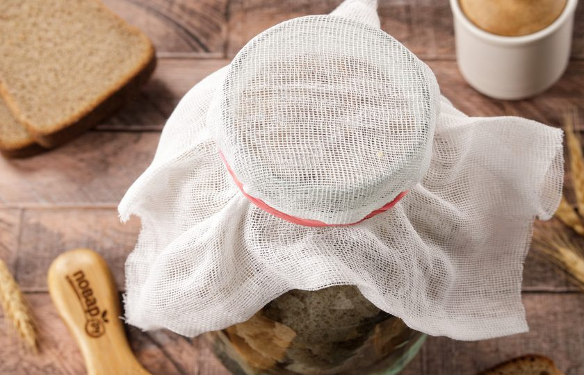 1. Этап. Квас Натуральный: Налейте тёплую воду, чтобы она доходила до плечиков и накройте марлей, фарфоровым блюдечком или стеклянной крышкой, только не полиэтиленовой — дышать не будет и затухнет. Оставьте для брожения в тёплом месте. Скорость будет зависеть от температуры воздуха. У меня банка стояла на окне, чтобы солнышко грело, от сквозняков убираем.