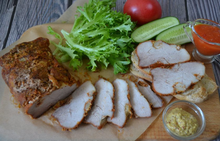 1. Этап. Свиной окорок, запеченный в духовке в фольге: Подавайте окорок полностью охлажденным, сервируйте зеленью и свежими овощами. Отличным дополнением будет горчица, хрен или кетчуп.