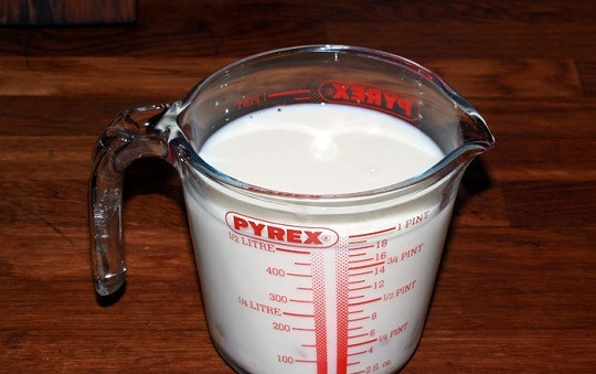 1. Этап. Булочки на живых дрожжах: 1. Молоко немного подогрейте и добавьте пару ложек сахара.