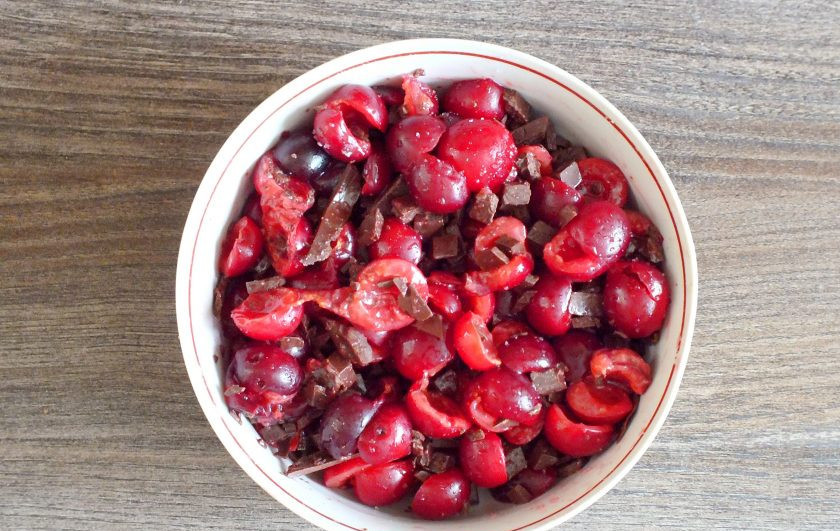 1. Этап. Шоколадные вареники с вишней: Перемешайте вишню и шоколад в чаше. При желании добавьте немного сахара. Уберите в холодильник.