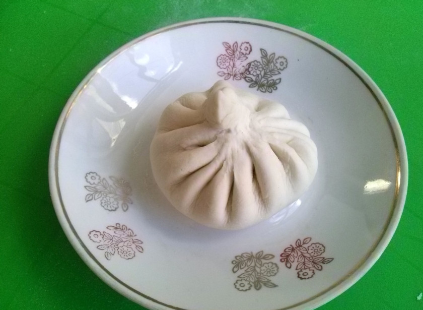 1. Этап. Хинкали (классический рецепт): Сожмите складки в центре, прижмите плотно, так чтобы во время варки не вытек бульон. Часть длинного хвостика оторвите или отрежьте ножом При этом останется часть хвостика, чтобы во время еды можно было взять за него хинкали.