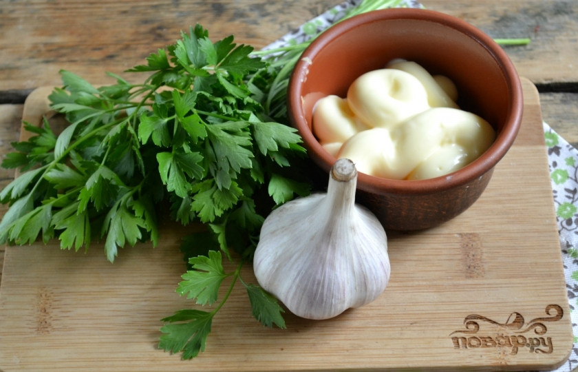1. Этап. Зеленый чесночный соус: Подготовьте все необходимые ингредиенты. Зелень промойте под проточной водой и дайте стечь воде. Зубчики чеснока освободите от шелухи.