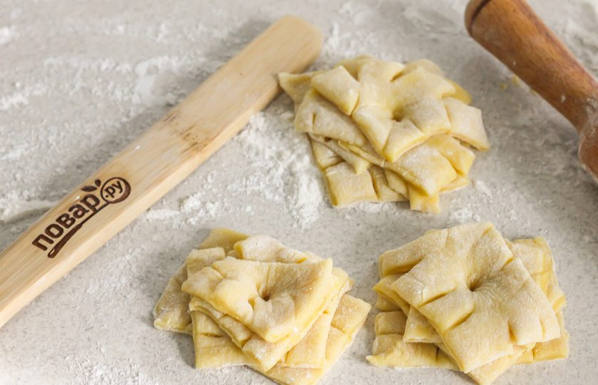 1. Этап. Хворост Розочки: Серединку каждого квадрата смочите водой и выложите на крупный квадрат второй кусочек чуть меньшего размера и т.д. На одной розочке должно быть 4 квадратика. Середину каждой собранной заготовки прижмите сверху, чтобы квадраты склеились между собой по центру.