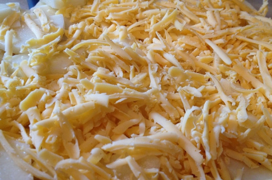 1. Этап. Запеканка из индейки с картошкой: Смазываем форму для запекания сливочным маслом и начинаем слоями выкладывать мясо и картофель, первой идет индейка, потом картофель и так далее. Каждый слой солим, перчим и посыпаем любимыми специями. Когда форма будет заполнена, и все продукты закончатся, посыпаем нашу будущую запеканку тертым на крупной терке сыром.