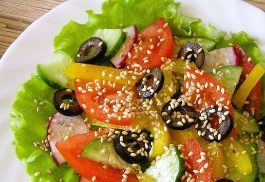 1. Этап. Салат Весенние краски: Маслины нарежьте на 3-4 части, выложите на салат. Посыпьте кунжутом.