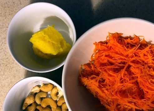 1. Этап. Морковный салат а ля Пина Колада: 1. Моем и чистим морковь. 2. Натираем морковь на мелкой терке (по желанию и на крупной можно тоже). 3. Моем и чистим ананас. Один из примеров можете найти в советах с названием 