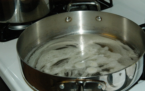 1. Этап. Бефстроганов с грибами и луком: Растопите в большой сковороде 2 столовые ложки масла на среднем огне.