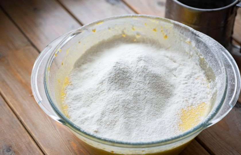 1. Этап. Тыквенно-овсяный пирог: Просейте к полученной тыквенно-овсяной массе всю муку с разрыхлителем. Перемешайте все до получения однородного густого и вязкого теста.