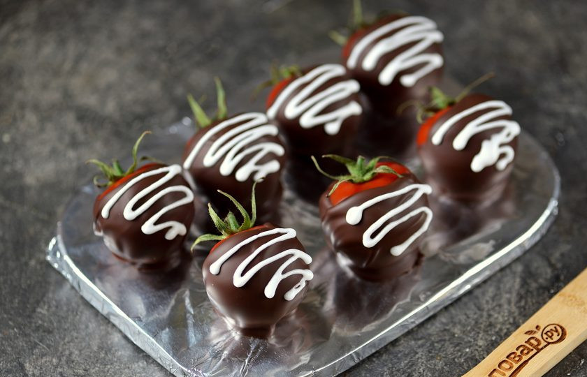 1. Этап. Помидоры в шоколаде La Tomatina: Далее растопите белый шоколад, полейте его из чайной ложечки поверх черного шоколада и снова отправьте в холодильник до полного застывания.