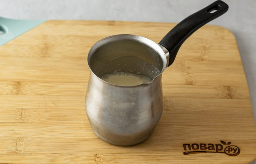 1. Этап. Ванильный раф: Смешайте ванильное молоко со сливками для взбивания. Подогрейте их, но не доводите до кипения.