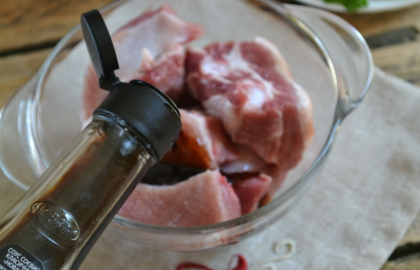 1. Этап. Мясо под сладким соусом: Влейте соевый соус.