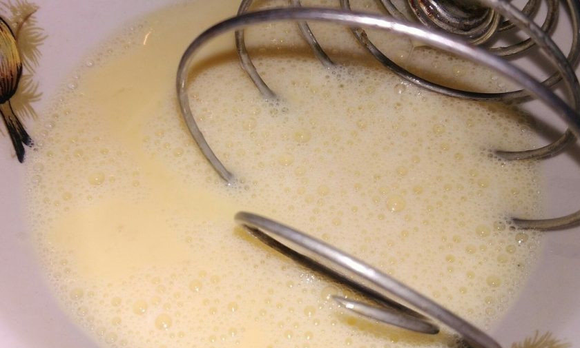 1. Этап. Омлет с грибами по диете Дюкана: 4. Тем временем взбейте 2 яйца без соли с добавлением нежирного молока или воды.