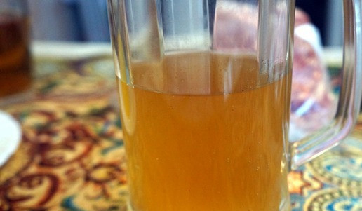 1. Этап. Свинина, тушеная со свеклой: Смешать вино и квас.