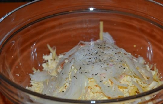 1. Этап. Салат Новогодний фейерверк: 5. Еще один необязательный, но пикантный ингредиент, - это маринованный лук. Вы можете его просто ошпарить кипятком или залить предварительно уксусом с водой, добавив немного соли и перца.