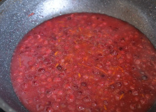 1. Этап. Фрикадельки из индейки в брусничном соусе: Провариваем, помешивая до загустения 10 минут на среднем огне.