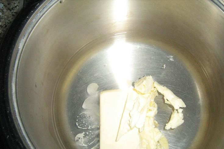 1. Этап. Эклеры со сгущенкой: Вскипятите в кастрюле воду. Затем добавьте сливочное масло и растопите его.