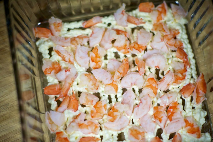 1. Этап. Салат Лагуна: 4. Форму или блюдо смазать небольшим количеством майонеза и выложить часть креветок.