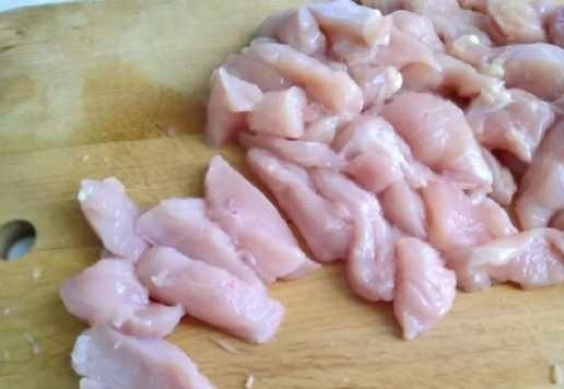1. Этап. Курица с болгарским перцем в сливочном соусе: Филе грудки нарезать продолговатыми кусочками.