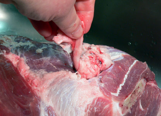 1. Этап. Запеченное мясо в духовке: Срежьте пленки и лишний жир.